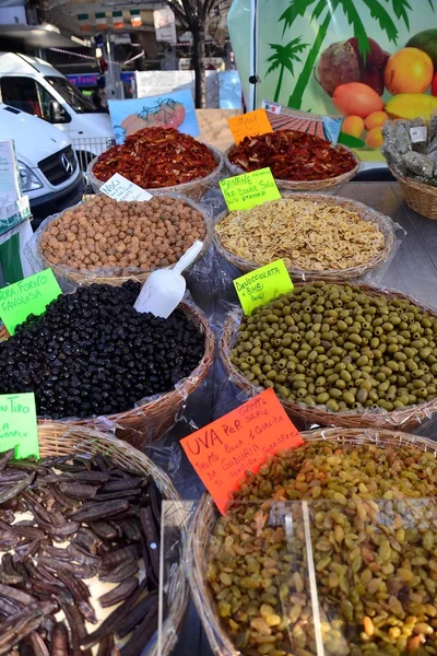 Aceitunas en venta. comida. Mediterráneo — Foto de Stock
