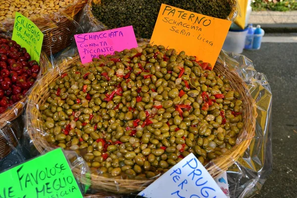 Aceitunas en venta. comida. Mediterráneo — Foto de Stock