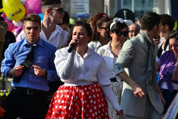 Włoski karnawał. ludzie, śpiew i taniec — Zdjęcie stockowe