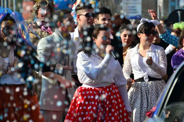 Italienischer Karneval. Menschen singen und tanzen — Stockfoto