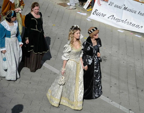 Historische re-enactment. Parade van dames in oude aangepaste — Stockfoto