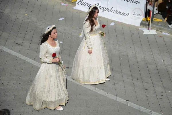 Rievocazione storica. sfilata di dame in costume antico — Foto Stock