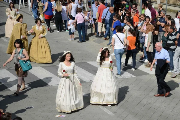 Recreación histórica. desfile de damas en la antigua costumbre —  Fotos de Stock