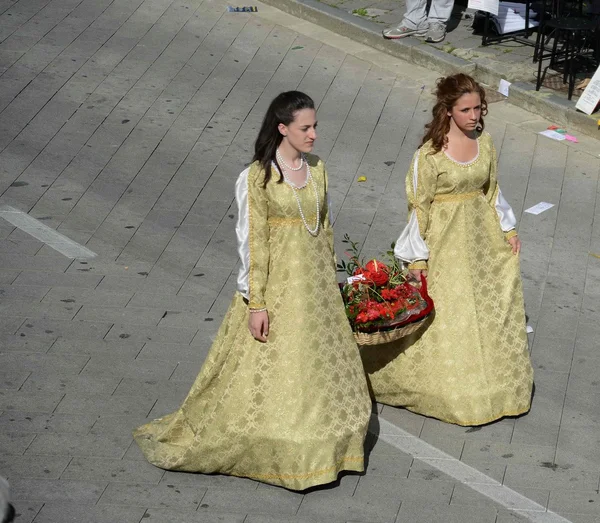 Reconstitution historique. défilé de dames dans la coutume antique — Photo