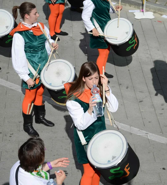 Groupe dans la parade. tambours et coutumes anciennes — Photo