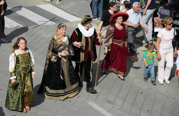 Recreación histórica. desfile de damas en la antigua costumbre —  Fotos de Stock