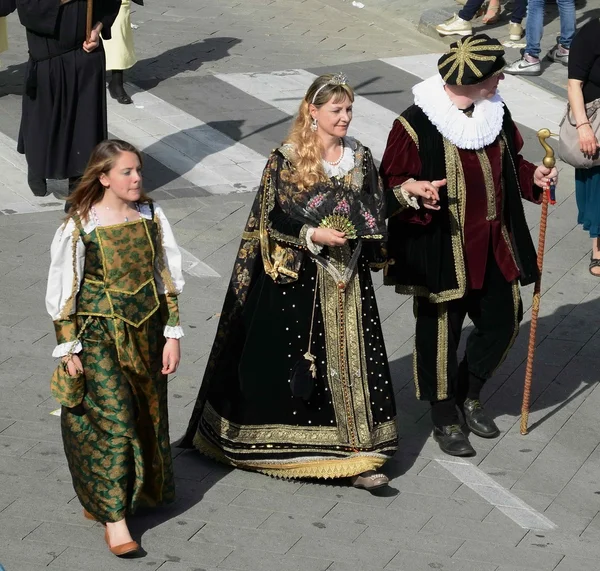 Recreación histórica. desfile de damas en la antigua costumbre —  Fotos de Stock