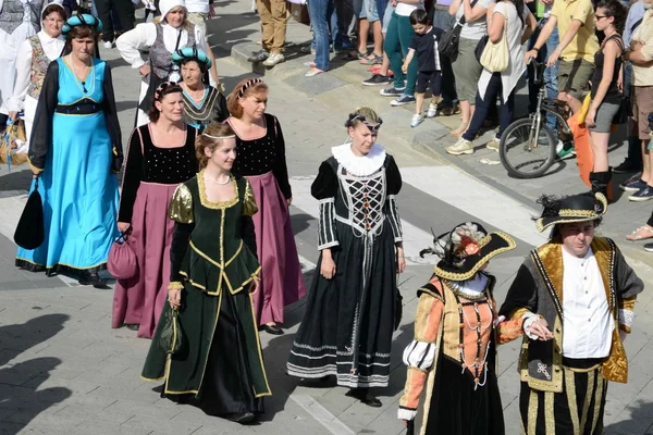 Rievocazione storica. sfilata di dame in costume antico — Foto Stock