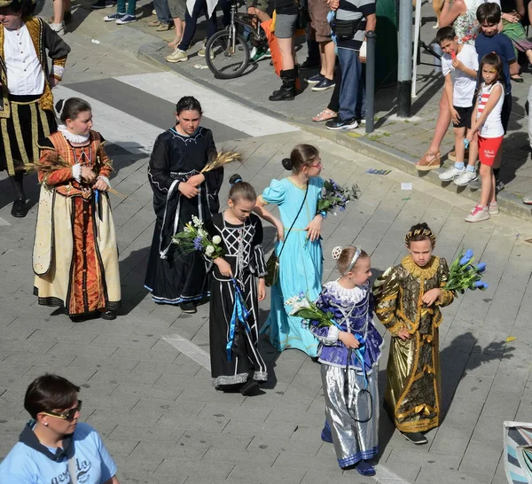 Recreación histórica. desfile de damas en la antigua costumbre — Foto de Stock