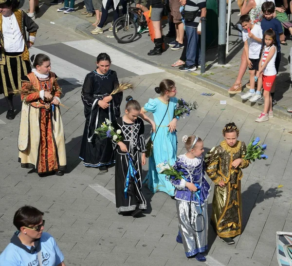 Historische re-enactment. Parade van dames in oude aangepaste — Stockfoto