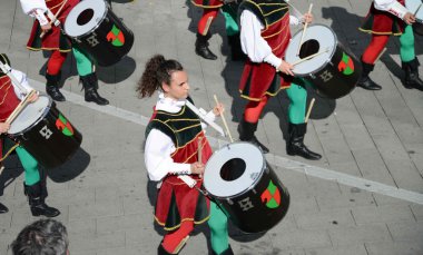 bant geçit. davul ve eski gümrük