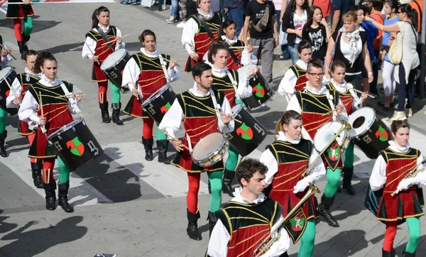 Banda en el desfile. tambores y costumbres antiguas — Foto de Stock
