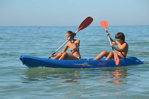 Paddling in a canoe — Stock Photo, Image