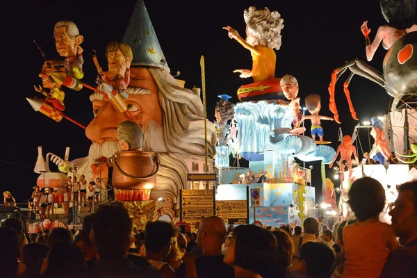 Fano pesaro urbino letní karneval. — Stock fotografie