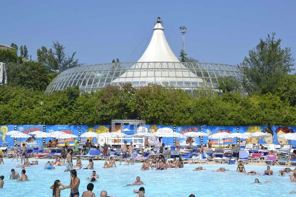 Park wodny aquafan w basenie. Riccione. Włochy — Zdjęcie stockowe