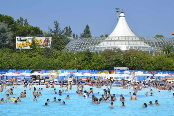 Park wodny aquafan w basenie. Riccione. Włochy — Zdjęcie stockowe