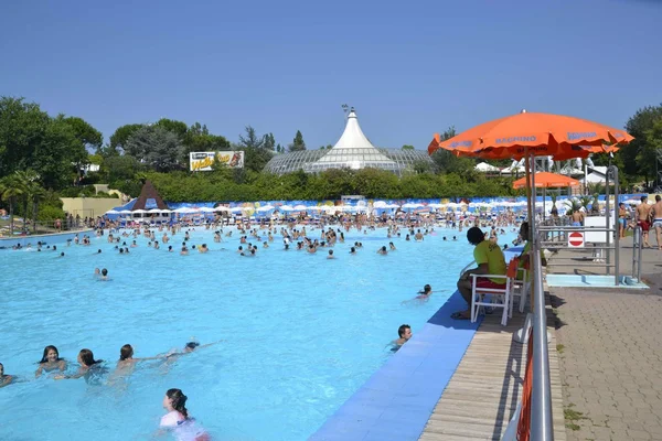 Park wodny aquafan w basenie. Riccione. Włochy — Zdjęcie stockowe