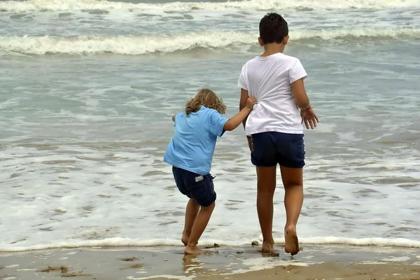 Niños jugando en la playa con arena — Foto de Stock