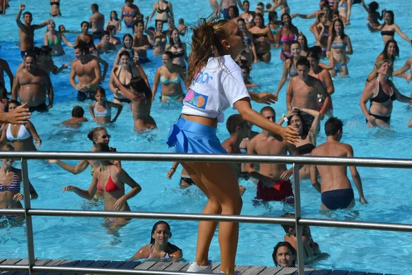 Park wodny aquafan w basenie. Riccione. Włochy. zabawa z tańcami — Zdjęcie stockowe