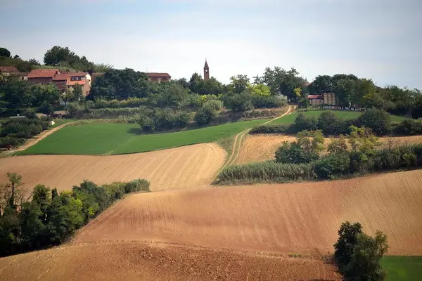 Wandern in den Hügeln des Monferrato. Piemont. Italien. — Stockfoto