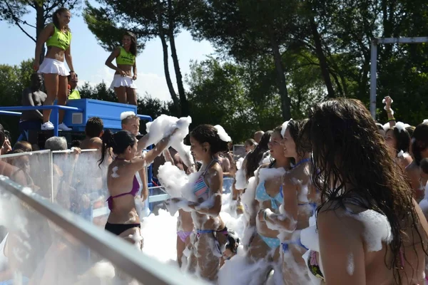 A piscina Aquafan. Riccione. Itália.Pessoas. entretenimento com dança e espuma — Fotografia de Stock