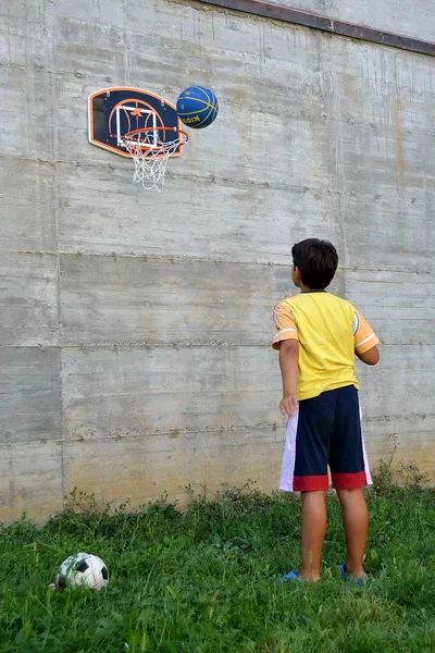 Дитина грає баскетбол — стокове фото