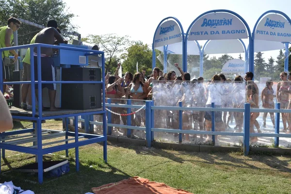 Park wodny aquafan w basenie. Riccione. Włochy. Rozrywka z tańca i pianki. dystrybucja gadżetów — Zdjęcie stockowe