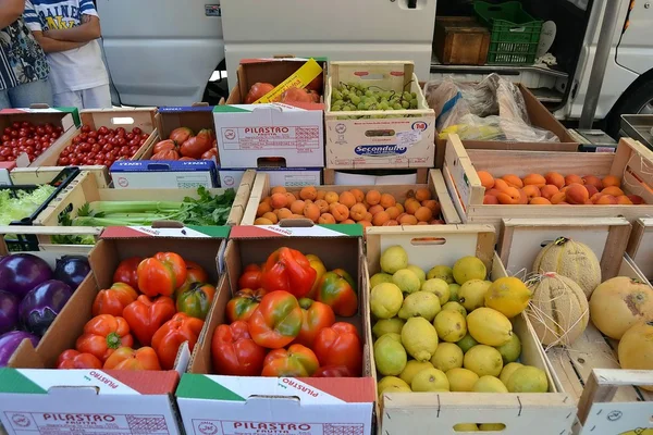 Vendedor de frutas y verduras. mercado. uvas. pimientos. cebollas. peschre . — Foto de Stock