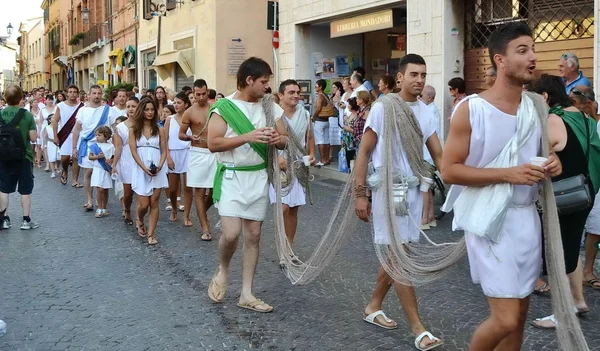 Město?? z Fano. Marche. Itálie. průvod "Fano dei Cesari" inspirované kostýmy starověkého Říma — Stock fotografie