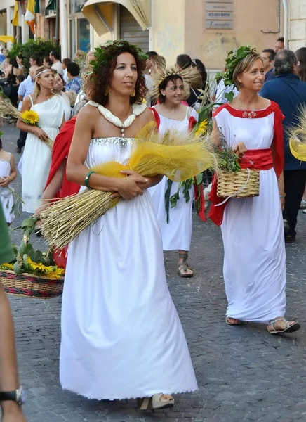 市?ファノ。マルケ州。イタリア。パレードの「ノデイチェーザリ」古代ローマの衣装に触発 — ストック写真