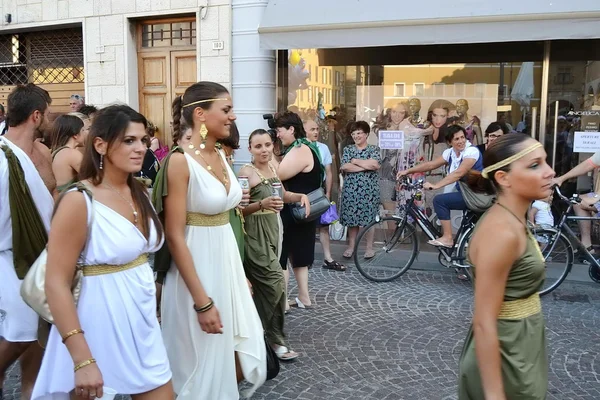 De la ciudad de Fano. Marche. De Italia. desfile "el Fano dei Cesari" inspirado en los trajes de la antigua Roma — Foto de Stock