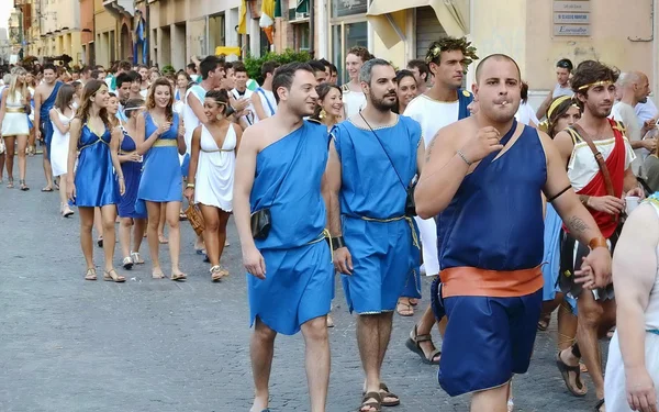 De la ciudad de Fano. Marche. De Italia. desfile "el Fano dei Cesari" inspirado en los trajes de la antigua Roma — Foto de Stock