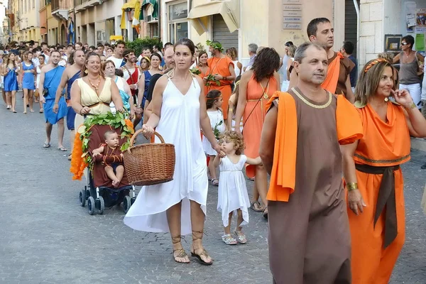 De la ciudad de Fano. Marche. De Italia. desfile "el Fano dei Cesari" inspirado en los trajes de la antigua Roma — Foto de Stock