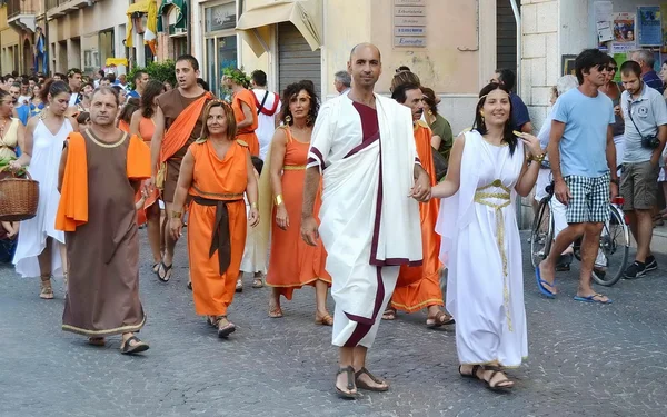 Cidade de Fano. Marche. Itália. desfile "o Fano dei Cesari" inspirado nos trajes da Roma antiga — Fotografia de Stock