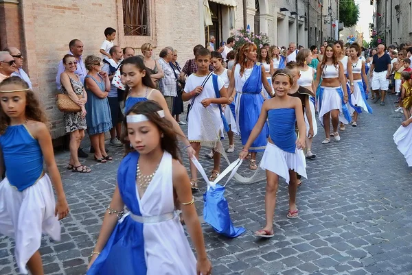 Cidade de Fano. Marche. Itália. desfile "o Fano dei Cesari" inspirado nos trajes da Roma antiga — Fotografia de Stock