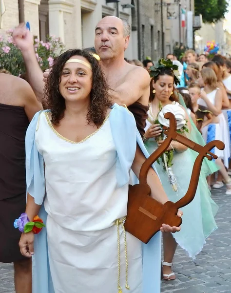 De la ciudad de Fano. Marche. De Italia. desfile "el Fano dei Cesari" inspirado en los trajes de la antigua Roma — Foto de Stock