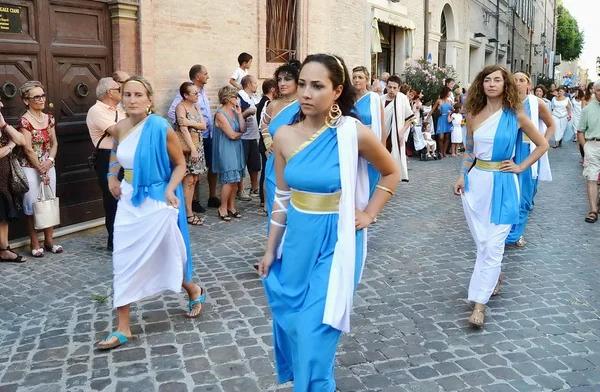 City ​​of fano. Märsche. Italien. Parade "fano dei cesari" inspiriert von den Kostümen des antiken Roms — Stockfoto