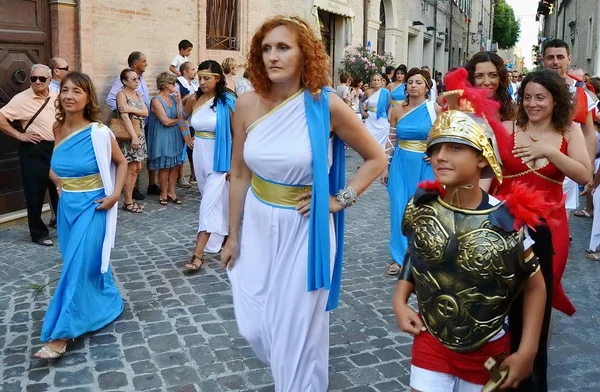 De la ciudad de Fano. Marche. De Italia. desfile "el Fano dei Cesari" inspirado en los trajes de la antigua Roma — Foto de Stock