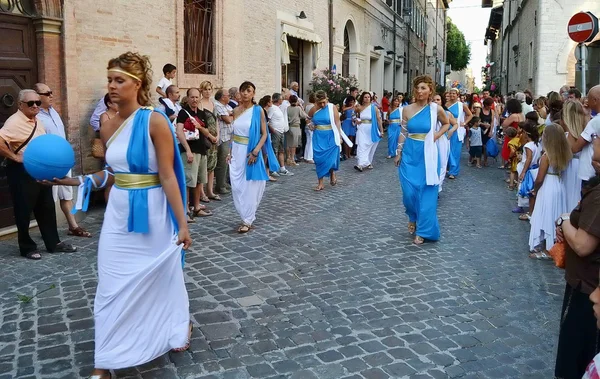 City ​​of Fano. Marche. Italy. parade "the Fano dei Cesari" inspired by the costumes of ancient Rome — Stock Photo, Image