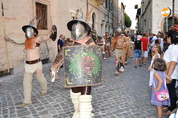 De la ciudad de Fano. Marche. De Italia. desfile "el Fano dei Cesari" inspirado en los trajes de la antigua Roma — Foto de Stock