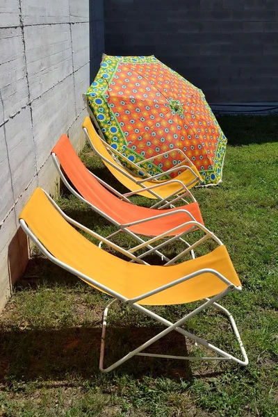 Chaises longues et parasols. Détente. l'été. Soleil. campagne . — Photo