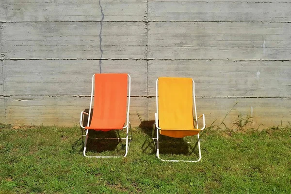 Liegestühle und Sonnenschirme. Entspannung. Sommer. Sonne. Kampagne. — Stockfoto