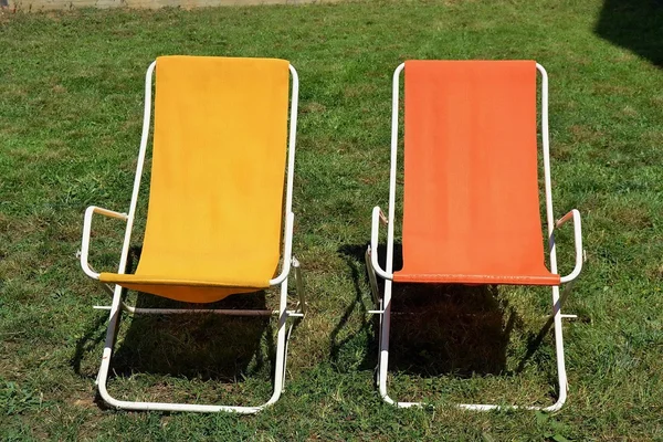 Kursi pantai dan payung. santai saja. Musim panas. matahari. kampanye . — Stok Foto