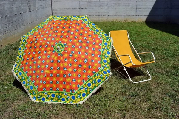 Chaises longues et parasols. Détente. l'été. Soleil. campagne . — Photo