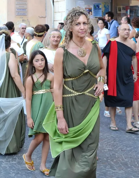 City ​​of fano. Märsche. Italien. Parade "fano dei cesari" inspiriert von den Kostümen des antiken Roms — Stockfoto