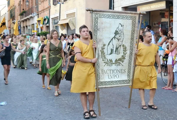 De la ciudad de Fano. Marche. De Italia. desfile "el Fano dei Cesari" inspirado en los trajes de la antigua Roma — Foto de Stock