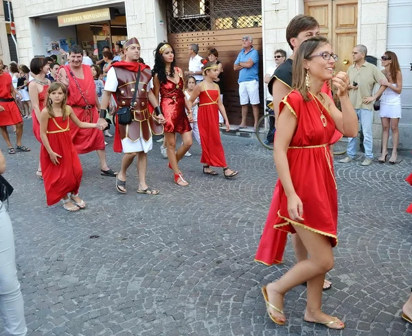 Şehir?? Fano. Marche. İtalya. "Fano dei Cesari" geçit töreni Antik Roma kostümleri tarafından ilham — Stok fotoğraf