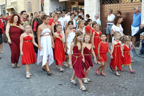 Kommunalbestyrelsen i Fanø. Marche. Italien. parade "te Fano dei Cesari" inspireret af kostumerne i det gamle Rom - Stock-foto