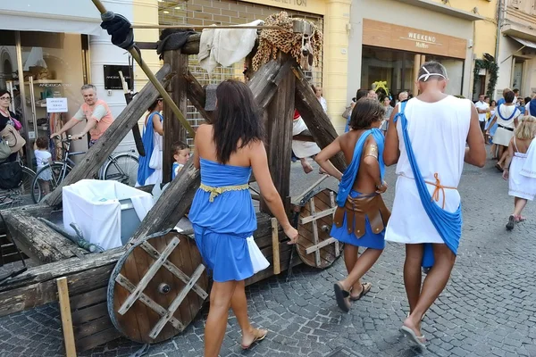 De la ciudad de Fano. Marche. De Italia. desfile "el Fano dei Cesari" inspirado en los trajes de la antigua Roma — Foto de Stock