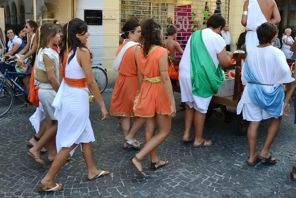 Město?? z Fano. Marche. Itálie. průvod "Fano dei Cesari" inspirované kostýmy starověkého Říma — Stock fotografie